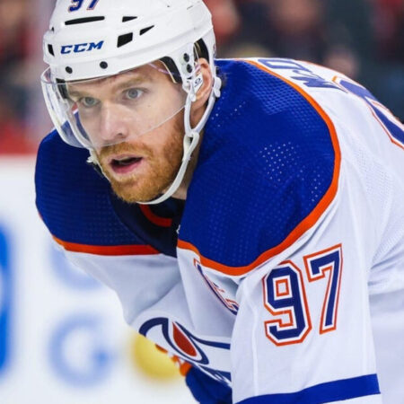 Oilers’ Connor McDavid Leaves Game with Lower-Body Injury