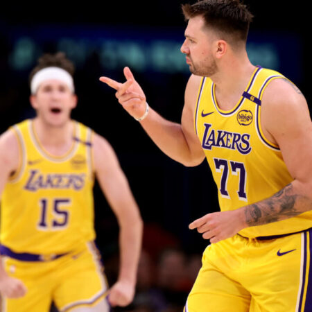 Kings Halt Hurricanes’ Winning Streak, Jarvis Hurt in Late Game
