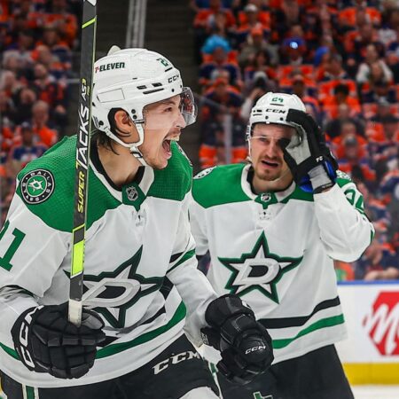 Stars Edge Oilers Thanks to Jason Robertson’s Hat Trick