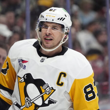 Sidney Crosby Breaks Wayne Gretzky’s Record for Most Point-Per-Game Seasons