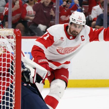 Red Wings Defeat Slumping Panthers, Maintaining Slim Playoff Hopes