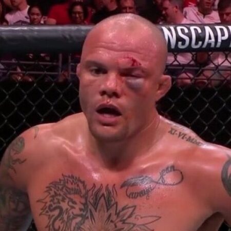 ‘What a terrible stoppage’: Pros react to Anthony Smith getting bloody beatdown in retirement fight