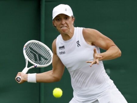 ‘So sorry.. I don’t know if I’m supposed to do that’ – Iga Swiatek admits to STEALING Wimbledon souvenirs for friends