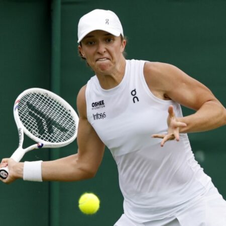 ‘So sorry.. I don’t know if I’m supposed to do that’ – Iga Swiatek admits to STEALING Wimbledon souvenirs for friends