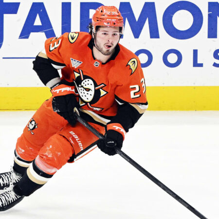 Mason McTavish: The Waiting Game – A Star Skates with Juniors Amidst NHL Contract Tug-of-War