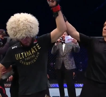 The Unseen Exchange: Khabib Nurmagomedov’s Gracious Gesture Following a Fight Night Shockwave in Dubai