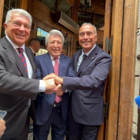 Юридический отдел Барселоны изучает решение УЕФА, президент Атлетико Мадрид назвал жалобу на газон “чушью”